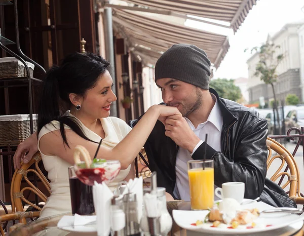 Feliz casal bonito — Fotografia de Stock