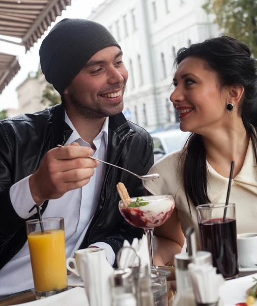 Glückliches schönes Paar — Stockfoto