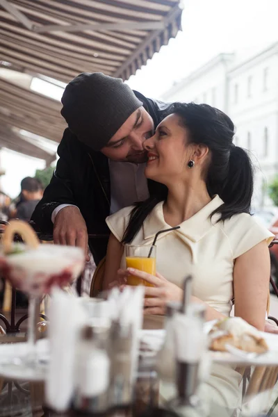 Feliz hermosa pareja —  Fotos de Stock