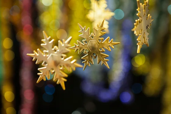 Decoración navideña contra las luces fondo borroso — Foto de Stock