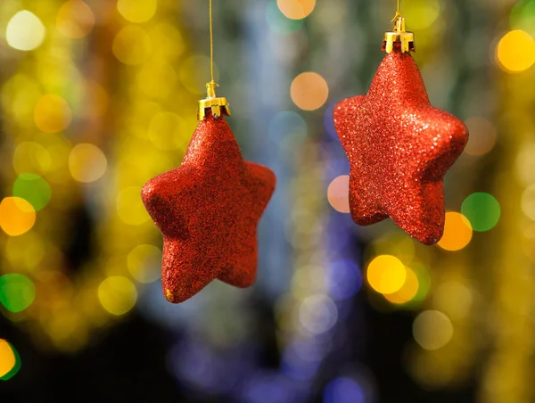 Weihnachtsdekoration vor lichterverschwommenem Hintergrund — Stockfoto