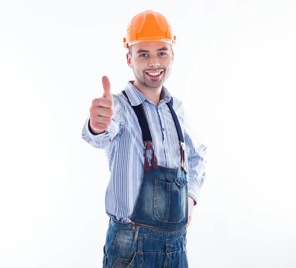 Retrato de um trabalhador da construção civil com chapéu duro fazendo polegares para cima — Fotografia de Stock