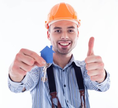 bir anahtar ve bir kağıt ev tutan bir Oluşturucu adam.