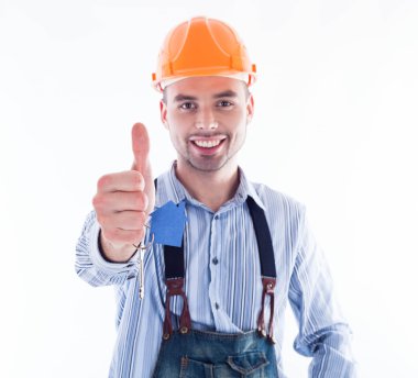 bir anahtar ve bir kağıt ev tutan bir Oluşturucu adam.