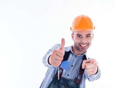 bir anahtar ve bir kağıt ev tutan bir Oluşturucu adam.