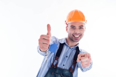 bir anahtar ve bir kağıt ev tutan bir Oluşturucu adam.