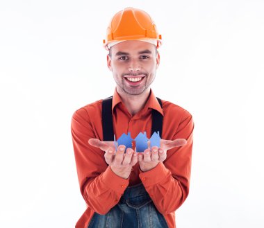 holding kağıt evler bir Oluşturucu adam.