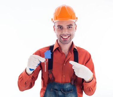 bir anahtar ve bir kağıt ev tutan bir Oluşturucu adam.