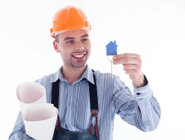 Un constructor sosteniendo una llave y una casa de papel . —  Fotos de Stock