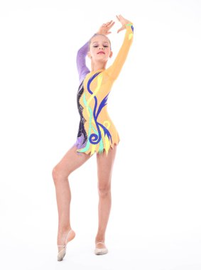 Beyaz arka plan üzerinde güzel esnek kız jimnastikçi