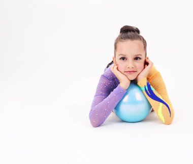 Beyaz arka plan üzerinde güzel esnek kız jimnastikçi