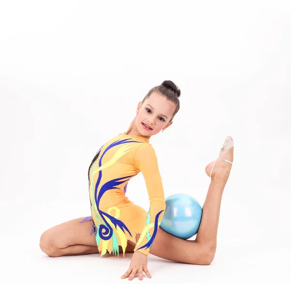 Hermosa chica flexible gimnasta sobre fondo blanco —  Fotos de Stock