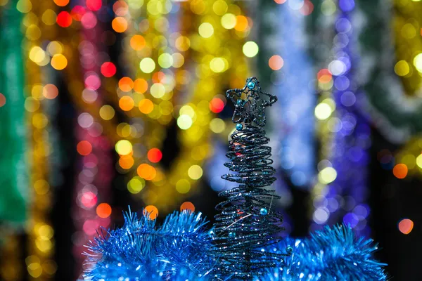 Decorazione di Natale contro le luci sfondo sfocato — Foto Stock