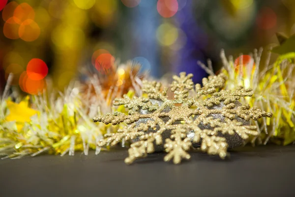 Weihnachtsdekoration vor lichterverschwommenem Hintergrund — Stockfoto