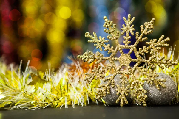 Decorazione di Natale contro le luci sfondo sfocato — Foto Stock