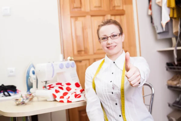 Modista sonriente en una sala de trabajo — Foto de Stock