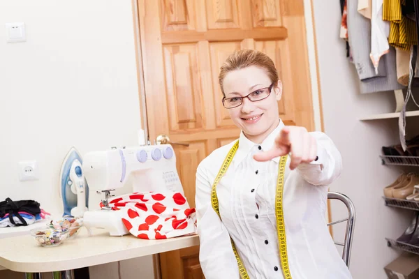 Sarto sorridente in un laboratorio . — Foto Stock