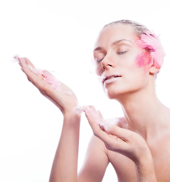 Blond mode kvinna med rosa ansikte konst — Stockfoto