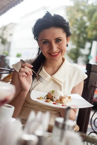 Glückliches schönes Paar — Stockfoto