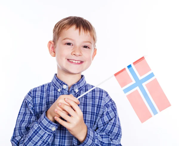 Маленький мальчик с норвежским флагом на белом фоне — стоковое фото