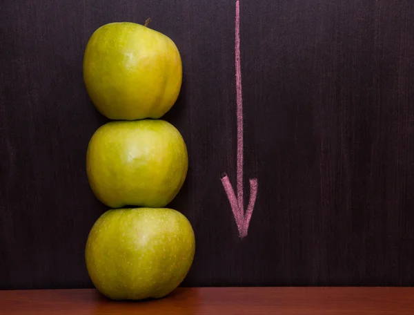 Äpfel auf der Tafel. — Stockfoto