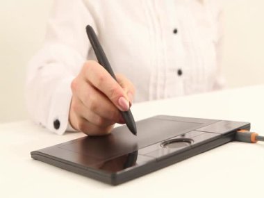 tablet pc çizme kadın el.