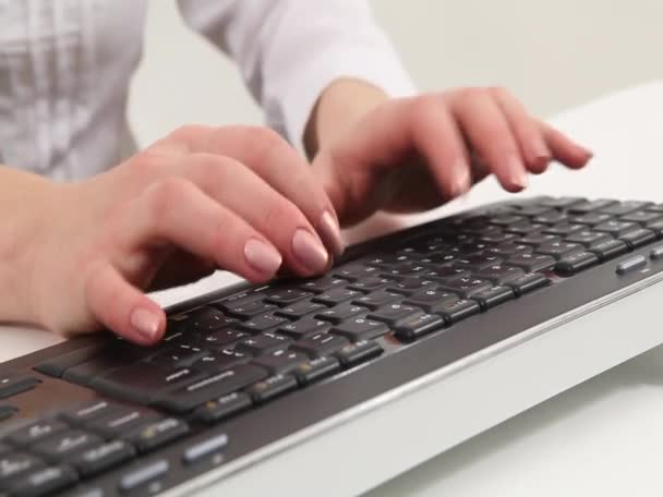 Escribir en el teclado. Manos de mujer, vista cercana — Vídeos de Stock