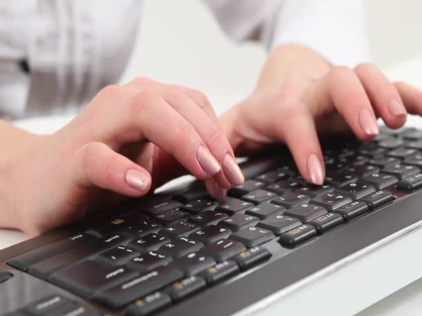 A escrever no teclado. Mãos de mulher, vista próxima — Vídeo de Stock