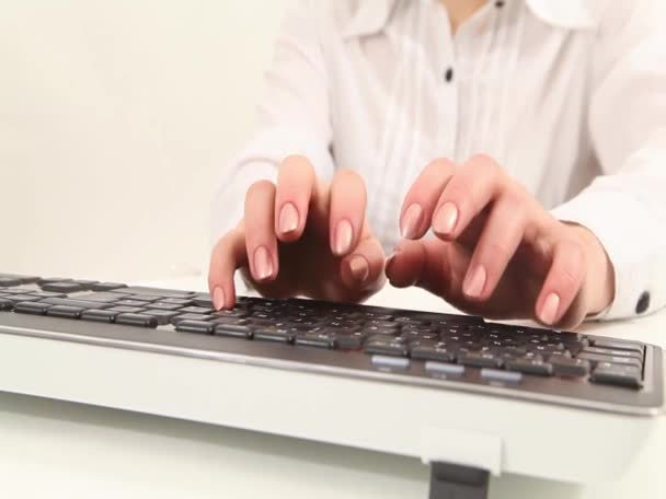 Att skriva på tangentbordet. kvinna händer, nära Visa — Stockvideo