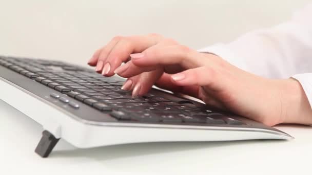 Escribir en el teclado. Manos de mujer, vista cercana — Vídeo de stock