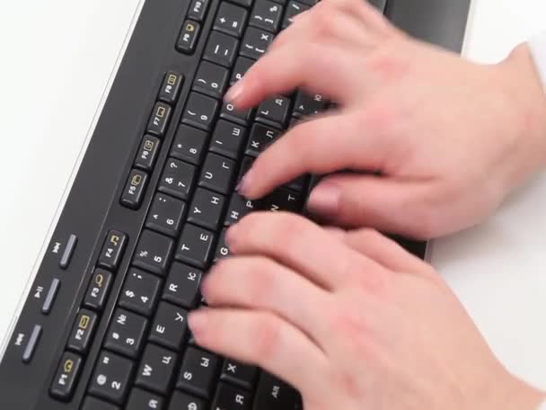 Введення на клавіатурі. Жінка руки, близький погляд — стокове відео