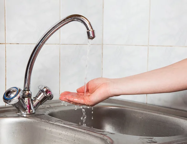 A female hand under the running water — Stock Photo, Image