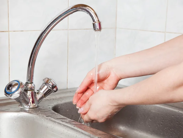 Female hands under the running water — Stock Photo, Image