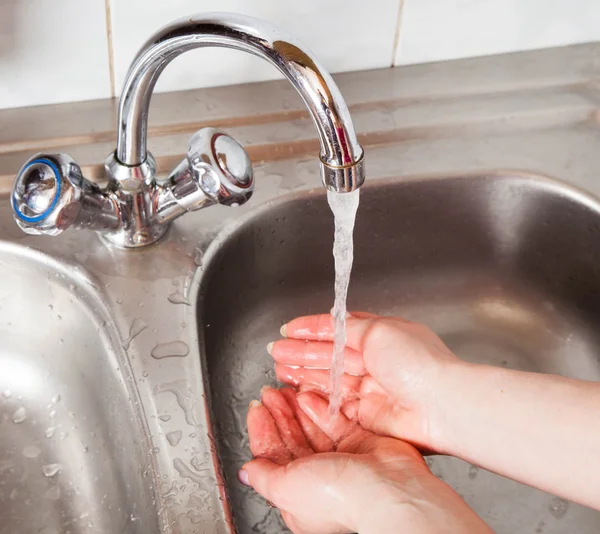 Female hands under the running water — Stock Photo, Image