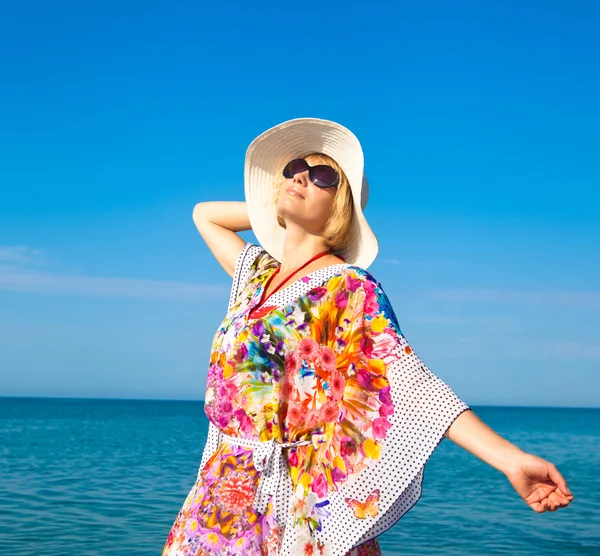 Menina bonita relaxante ao ar livre na praia de verão — Fotografia de Stock