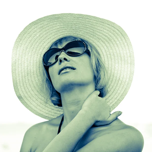 Menina bonita relaxante ao ar livre na praia de verão — Fotografia de Stock