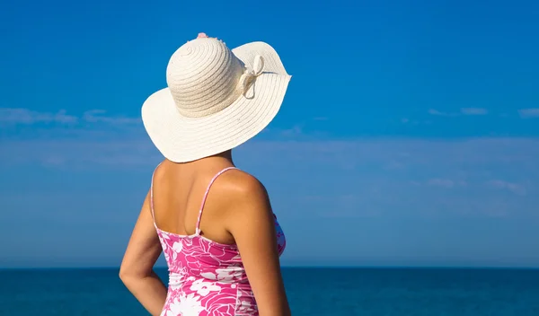 Vacker flicka avkopplande utomhus på sommaren beach — Stockfoto