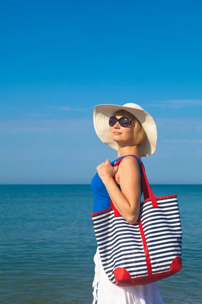 Vacker flicka avkopplande utomhus på sommaren beach — Stockfoto