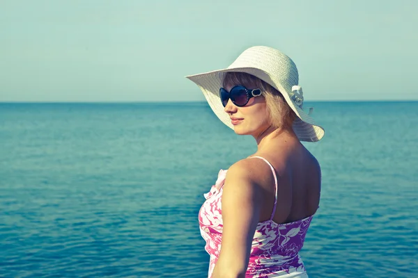 Vacker flicka avkopplande utomhus på sommaren beach — Stockfoto