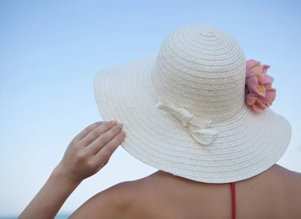 Vacker flicka avkopplande utomhus på sommaren beach — Stockfoto