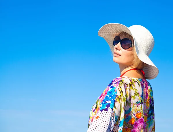 Vacker flicka avkopplande utomhus på sommaren beach — Stockfoto