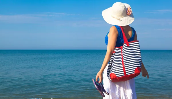 Vacker flicka avkopplande utomhus på sommaren beach — Stockfoto