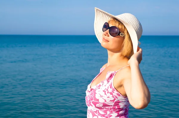 Belle fille se détendre en plein air à la plage d'été — Photo