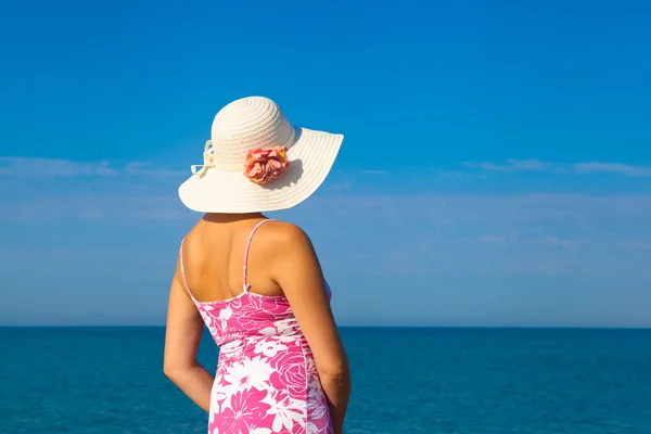 Vacker flicka avkopplande utomhus på sommaren beach — Stockfoto