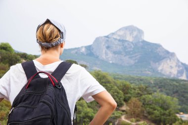 Sırt çantalı genç kadın.