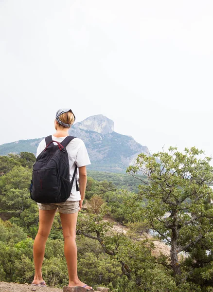 Junge Frau mit Rucksack — Stockfoto