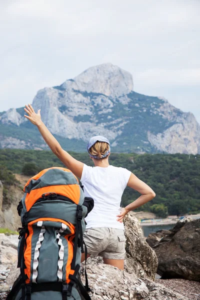 Junge glückliche Frau mit Rucksack entspannt — Stockfoto