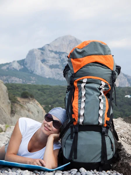 Junge Frau mit Rucksack — Stockfoto