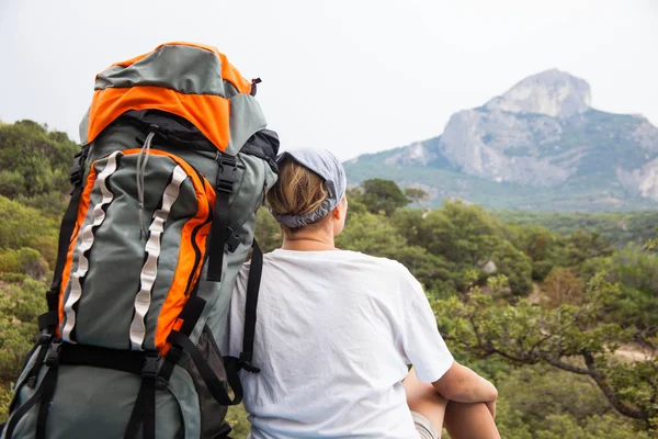 Junge Frau mit Rucksack — Stockfoto