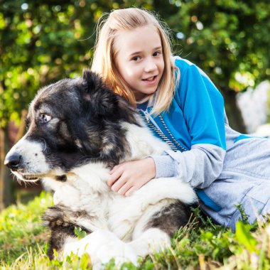 köpeğiyle oynayan kız